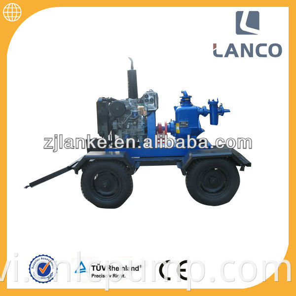 Máy bơm nước tưới tự mồi nhãn hiệu Lanco trên ruộng lúa